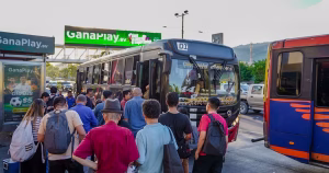 Salvadoreños piden nacionalizar el transporte ante amenazad de paro